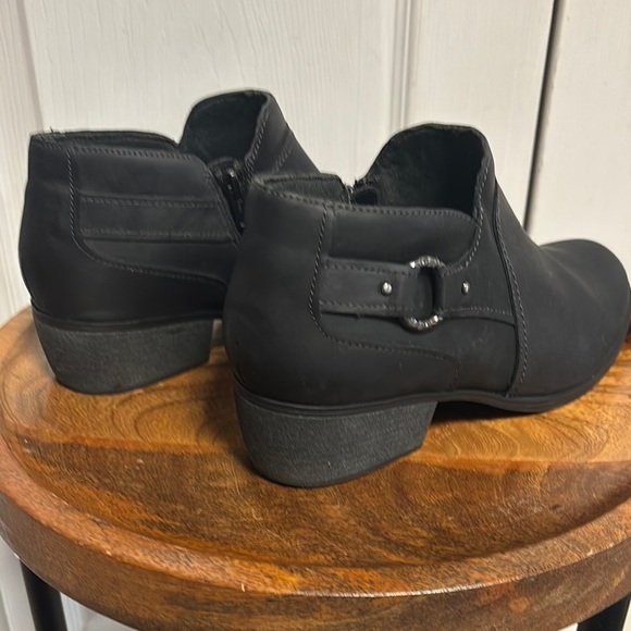 Clarks Women's Black Shoes - Picture 2 of 5